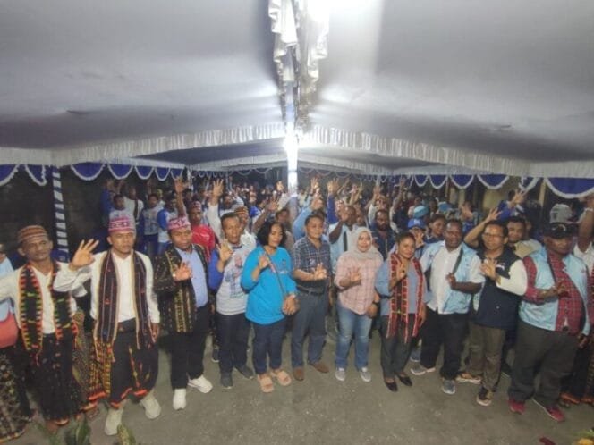 
Warga Manggarai di Mimika Berfoto Bersama  TIM AIYE. (Foto: TIM Media AIYE)