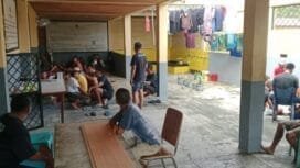 Nampak para tahanan sedang santai di dalam Rutan Polres Mimika 32. (Foto: TIM)