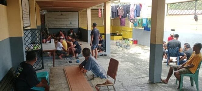 
Nampak para tahanan sedang santai di dalam Rutan Polres Mimika 32. (Foto: TIM)
