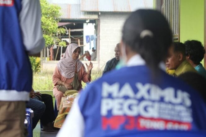 
Calon Wakil Bupati Kabupaten Mimika, Peggi Patricia Pattipi saat bertemu masyarakat. 