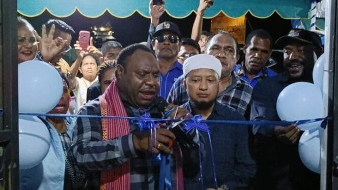 
Calon Bupati Kabupaten Mimika, Alexsander Omaleng-Yusuf Rombe saat meresmikan posko Keluarga Leo Kocu. 