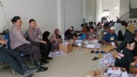 Proses pelipatan surat suara di Kantor KPU Mimika yang lama. (Foto: Sasagupapua.com)