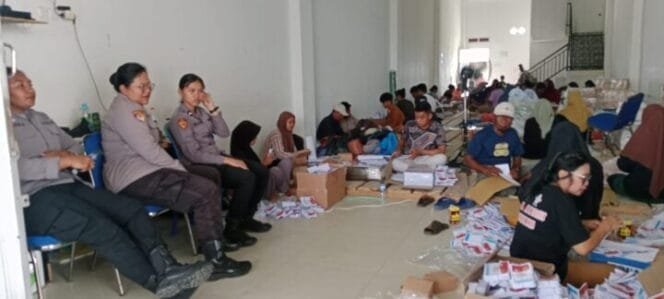 
Proses pelipatan surat suara di Kantor KPU Mimika yang lama. (Foto: Sasagupapua.com)