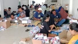 Nampak para tenaga tengah melakukan pelipatan surat suara untuk Kabupaten Mimika. (Foto: Sasagupapua.com)