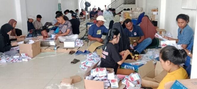 
Nampak para tenaga tengah melakukan pelipatan surat suara untuk Kabupaten Mimika. (Foto: Sasagupapua.com)