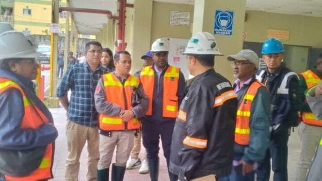 
Komisioner KPU Mimika saat melakukan koordinasi dengan pihak PT.Freeport Indonesia di wilayah Highland. 