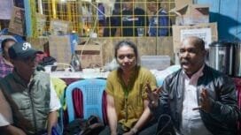 Calon Bupati Mimika, Maximus Tipagau saat berkunjung ke Posko bantuan untuk bencana alam di NTT. 