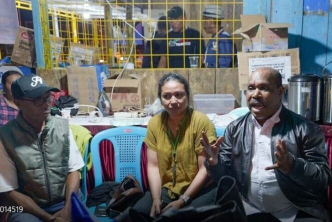 
Calon Bupati Mimika, Maximus Tipagau saat berkunjung ke Posko bantuan untuk bencana alam di NTT. 