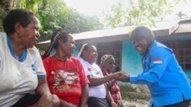 Calon Bupati Kabupaten Mimika, Maximus Tipagau saat bertemu dengan masyarakat di Kwamki Narama.