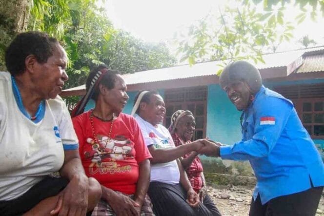 
Calon Bupati Kabupaten Mimika, Maximus Tipagau saat bertemu dengan masyarakat di Kwamki Narama.