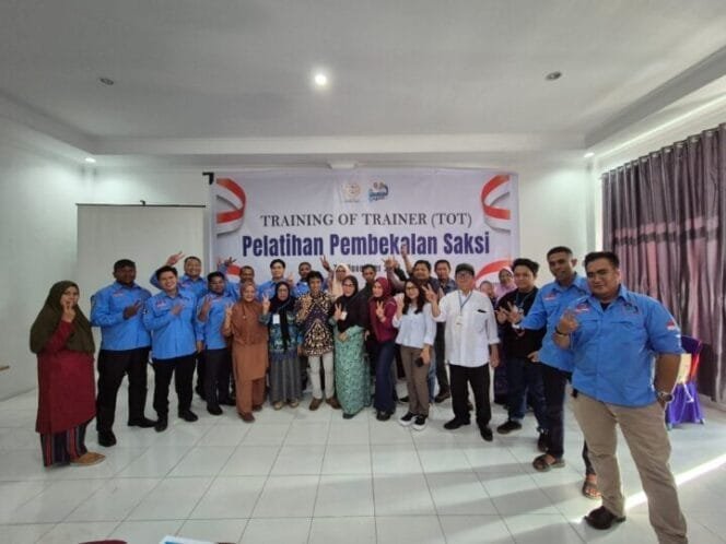 
Berikan Edukasi Saksi, Tim Maximus-Peggi Tegaskan Komitmen Pemilu Bersih di Mimika