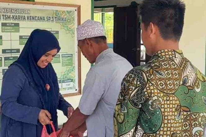 Momen Pembina Muslimat Nahdlatul Ulama (NU) Peggi Patrisia Pattipi saat menggelar kegiatan Jumat berkah.