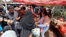 Ny. Erda Rombe, istri dari Yusuf Rombe selalu aktif terlibat langsung dalam kegiatan berbagi dalam momen Jumat Berkah. 