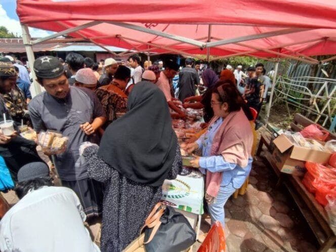 
Ny. Erda Rombe, istri dari Yusuf Rombe selalu aktif terlibat langsung dalam kegiatan berbagi dalam momen Jumat Berkah. 