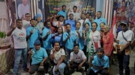 Calon Bupati Kabupaten Mimika, Maximus Tipagau berfoto bersama masyarakat yang tergabung dalam relawan Benteng Gaharu. 