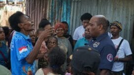 Calon Bupati Mimika, Maximus Tipagau saat mendengar keluhan warga.