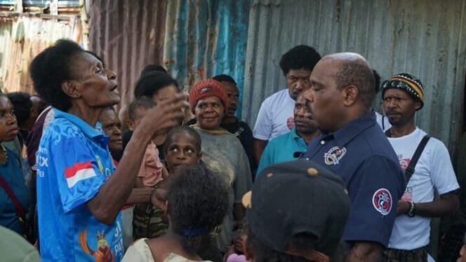 
Calon Bupati Mimika, Maximus Tipagau saat mendengar keluhan warga. 