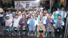 Calon Wakil Bupati Mimika, Yusuf Rombe dan isttisaat berfoto bersama masyarakat. (TIM Media AIYE)