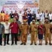 Pj. Sekda Kabupaten Mimika, Petrus Yumte berfoto bersama panitia dan para peserta lomba.