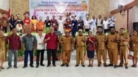 Pj. Sekda Kabupaten Mimika, Petrus Yumte berfoto bersama panitia dan para peserta lomba.
