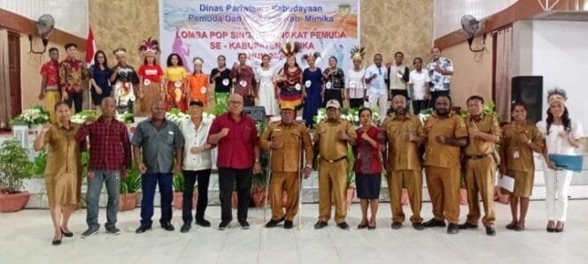 
Pj. Sekda Kabupaten Mimika, Petrus Yumte berfoto bersama panitia dan para peserta lomba. 