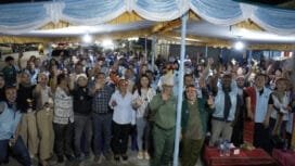 Calon Wakil Bupati Mimika, Yusuf Rombe saat berfoto bersama warga Batak. (Foto: TIM Media AIYE)