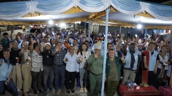 
Calon Wakil Bupati Mimika, Yusuf Rombe saat berfoto bersama warga Batak. (Foto: TIM Media AIYE)