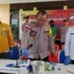 Kapolres Mimika, AKBP I Komang Budiartha saat memusnahkan sabu-sabu dengan cara dilarutkan didalam wadah berisikan air panas. (Foto: TIM Sasagupapua.com)