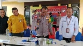 Kapolres Mimika, AKBP I Komang Budiartha saat memusnahkan sabu-sabu dengan cara dilarutkan didalam wadah berisikan air panas. (Foto: TIM Sasagupapua.com)