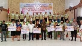 Asisten I Bidang Pemerintahan dan Kesejahteraan Rakyat Setda Mimika, Septinus Timang berfoto bersama para juri, pemenang lomba dan panitia. 