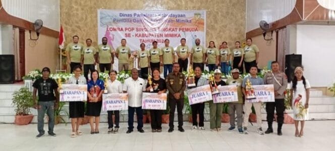 
Asisten I Bidang Pemerintahan dan Kesejahteraan Rakyat Setda Mimika, Septinus Timang berfoto bersama para juri, pemenang lomba dan panitia. 
