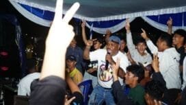 Calon Bupati Mimika, Maximus Tipagau saat bertemu dengan anak-anak muda. 