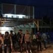 Terlihat anggota Polres Mimika saat melakukan pengamanan di Kantor Sekretariat pemenangan Paslon Gubernur dan Wakil Gubernur Papua Tengah, (Foto: TIM Sasagupapua.com)