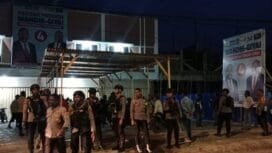 Terlihat anggota Polres Mimika saat melakukan pengamanan di Kantor Sekretariat pemenangan Paslon Gubernur dan Wakil Gubernur Papua Tengah, (Foto: TIM Sasagupapua.com)