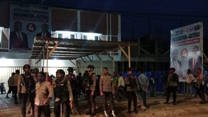 
Terlihat anggota Polres Mimika saat melakukan pengamanan di Kantor Sekretariat pemenangan Paslon Gubernur dan Wakil Gubernur Papua Tengah, (Foto: TIM Sasagupapua.com)