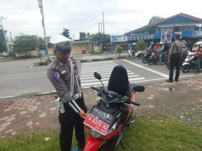 
Kendaraan dinas yang diamankan karena kedapatan menggunakan plat hitam saat ojek.