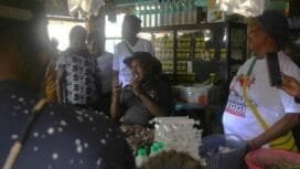 Calon Bupati Mimika, Maximus Tipagau saat mendengarkan keluhan mama-mama di Pasar Gorong-gorong.