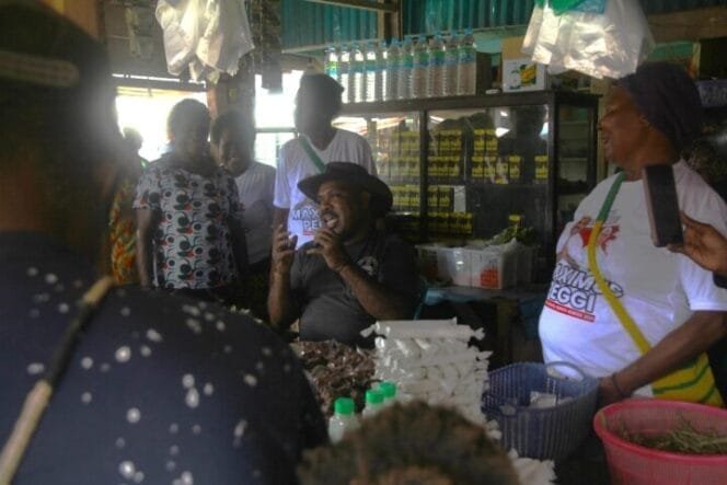 
Calon Bupati Mimika, Maximus Tipagau saat mendengarkan keluhan mama-mama di Pasar Gorong-gorong. 