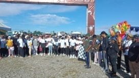 Ketua KPU Mimika Dete Abugau didampingi komisiooner KPU Lainnya, Budiono (Kordiv Data), Hironimus Kia Ruma (Divisi Hukum) dan Delince Somou (Divisi Logistik) saat melepas ribuan peserta Jalan Santai di Jalan WR.Supratman Timika.