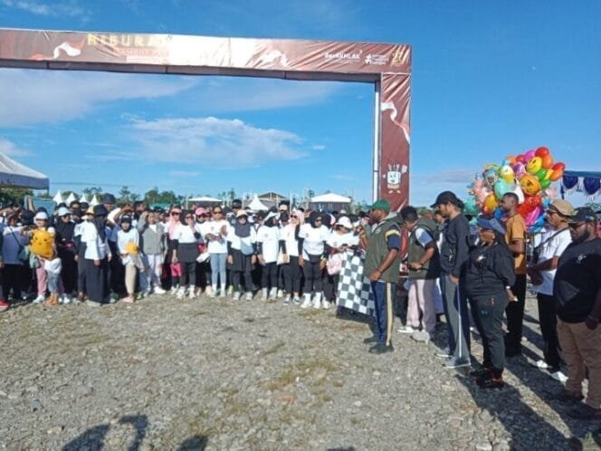 
Ketua KPU Mimika Dete Abugau didampingi komisiooner KPU Lainnya, Budiono (Kordiv Data), Hironimus Kia Ruma (Divisi Hukum) dan Delince Somou (Divisi Logistik) saat melepas ribuan peserta Jalan Santai di Jalan WR.Supratman Timika.