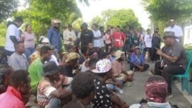 Calon Bupati Kabupaten Mimika, Maximus Tipagau saat bertemu dengan para pemuda di Gorong-gorong. 