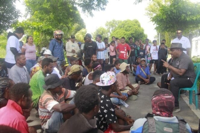 
Calon Bupati Kabupaten Mimika, Maximus Tipagau saat bertemu dengan para pemuda di Gorong-gorong. 
