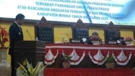 PJ. Bupati Mimika, Valentinus Sudarjanto Sumito saat memberikan jawaban atas tanggapan fraksi-fraksi