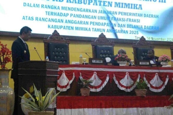 
PJ. Bupati Mimika, Valentinus Sudarjanto Sumito saat memberikan jawaban atas tanggapan fraksi-fraksi