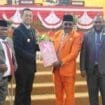 Ketua DPRD Mimika Anton Bukaleng didampingi oleh Wakil Ketua I, Aleks Tsenawatme saat menyerahkan Perda APBD Mimika tahun 2025 kepada Pj Bupati Mimika, Valeninus S Sumito didampingi Pj Sekda Petrus Yumte