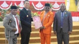 Ketua DPRD Mimika Anton Bukaleng didampingi oleh Wakil Ketua I, Aleks Tsenawatme saat menyerahkan Perda APBD Mimika tahun 2025 kepada Pj Bupati Mimika, Valeninus S Sumito didampingi Pj Sekda Petrus Yumte