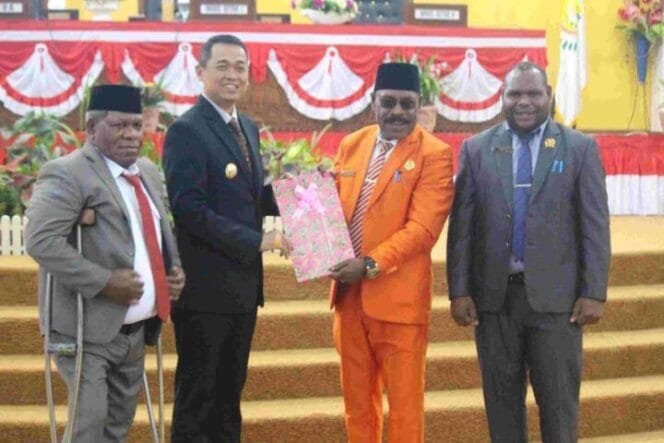 
Ketua DPRD Mimika Anton Bukaleng didampingi oleh Wakil Ketua I, Aleks Tsenawatme saat menyerahkan Perda APBD Mimika tahun 2025 kepada Pj Bupati Mimika, Valeninus S Sumito didampingi Pj Sekda Petrus Yumte