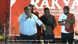 Ketua KPU Papua Tengah, Jenifer Darling Tabuni dan jajaran saat menunjukan pita hitam yang dikenakan.