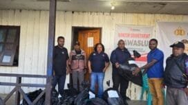 Bawaslu Kabupaten Puncak saat menyerahkan atribut kepada Pandis.