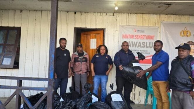
Bawaslu Kabupaten Puncak saat menyerahkan atribut kepada Pandis. 